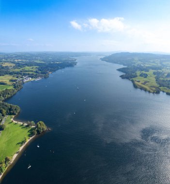 Lake District 'teki Windermere İngiltere' nin en büyük gölüdür. İngiltere 'de sonbaharda hava manzarası