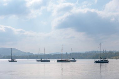 Lake District Windermere 'deki yat ve tekne İngiltere' nin en büyük gölüdür. İngiltere 'de sonbaharda hava manzarası
