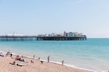 Sahil ve Brighton Sarayı İskelesi, Güney İngiltere, yaz gündüz