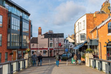 Windsor Eton Köprüsü 'nde, Birleşik Krallık' ın Thames Nehri 'nin yanında, kış gündüz vakti gezen meşgul bir turist.