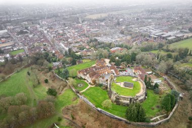 Farnham Kalesi 'nin hava manzarası, Surrey İngiltere, sisli bir kış günü, İngiltere