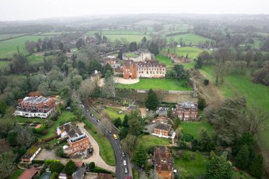 Farnham Kalesi 'nin hava manzarası, Surrey İngiltere, sisli bir kış günü, İngiltere