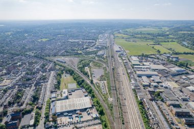 Okuma Merkezi ve tren istasyonunun destansı hava görüntüsü, modern şehir, Berkshire, Birleşik Krallık, gündüz vakti