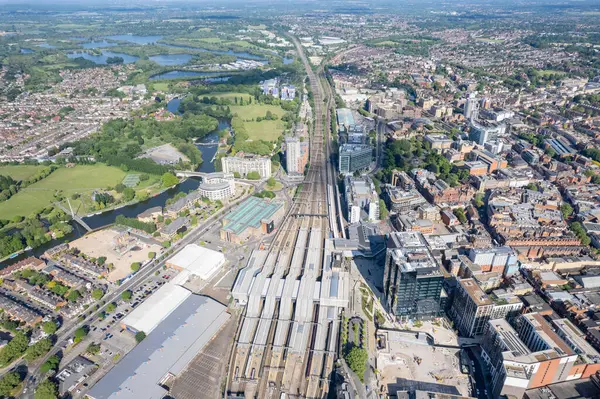 Okuma Merkezi ve tren istasyonunun destansı hava görüntüsü, modern şehir, Berkshire, Birleşik Krallık, gündüz vakti
