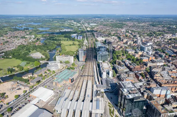 Reading Merkezi 'nin ve tren istasyonunun destansı hava manzarası ve ticari binalar, Berkshire, Birleşik Krallık, İngiltere