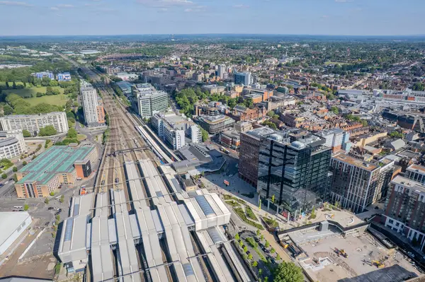 Reading Merkezi 'nin ve tren istasyonunun destansı hava manzarası ve ticari binalar, Berkshire, Birleşik Krallık, İngiltere