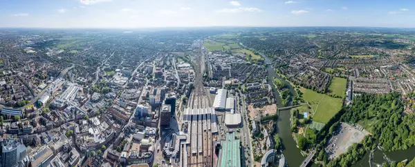 Okuma Merkezi ve tren istasyonunun destansı panoramik hava görüntüsü, modern şehir, Berkshire, Birleşik Krallık, gündüz vakti