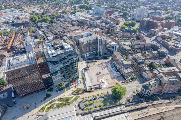 Reading Merkezi 'nin ve tren istasyonunun destansı hava manzarası ve ticari binalar, Berkshire, Birleşik Krallık, İngiltere