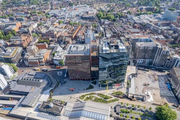 Reading Merkezi 'nin ve tren istasyonunun destansı hava manzarası ve ticari binalar, Berkshire, Birleşik Krallık, İngiltere