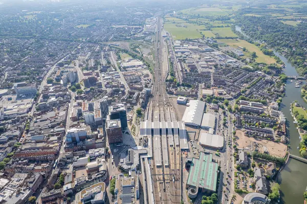 Okuma Merkezi ve tren istasyonunun destansı hava görüntüsü, modern şehir, Berkshire, Birleşik Krallık, gündüz vakti