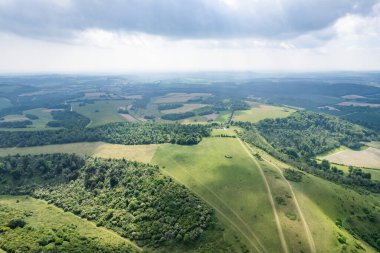 Güzel manzaranın havadan görünüşü, Petersfield 'ın Harting Down' ı, yaz günü.
