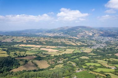 Crickhowell ve Abergavenny yakınlarındaki Bannau Brycheiniog Ulusal Parkı 'nın muhteşem hava manzarası.