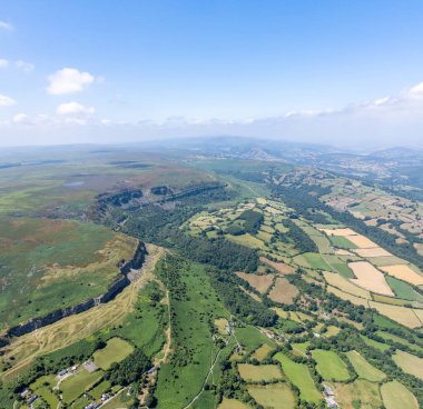Crickhowell ve Abergavenny yakınlarındaki Bannau Brycheiniog Ulusal Parkı 'nın muhteşem hava manzarası.