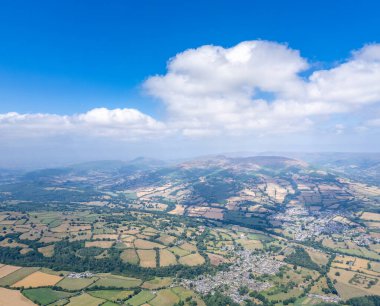 Crickhowell ve Abergavenny yakınlarındaki Bannau Brycheiniog Ulusal Parkı 'nın muhteşem hava manzarası.
