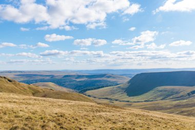 Abercynafon ve Talybont Barajı yakınlarındaki Brecon Beacons Ulusal Parkı 'nın güzel hava manzarası, Güney Galler, Birleşik Krallık