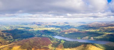 Abercynafon ve Talybont Barajı yakınlarındaki Brecon Beacons Ulusal Parkı 'nın güzel hava manzarası, Güney Galler, Birleşik Krallık