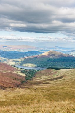 Abercynafon ve Talybont Barajı yakınlarındaki Brecon Beacons Ulusal Parkı 'nın güzel hava manzarası, Güney Galler, Birleşik Krallık