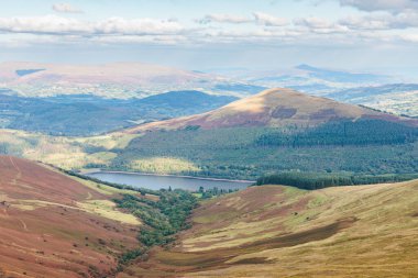 Abercynafon ve Talybont Barajı yakınlarındaki Brecon Beacons Ulusal Parkı 'nın güzel hava manzarası, Güney Galler, Birleşik Krallık
