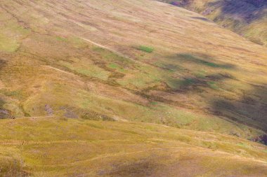 Abercynafon ve Talybont Barajı yakınlarındaki Brecon Beacons Ulusal Parkı 'nın güzel hava manzarası, Güney Galler, Birleşik Krallık