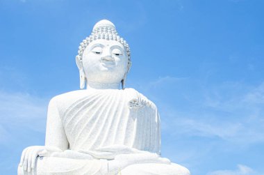Naga, Tayland, Phuket 'teki Nakkerd Tepeleri' nin tepesindeki Büyük Buda 'ya çıkıyor. Yüksek kalite fotoğraf