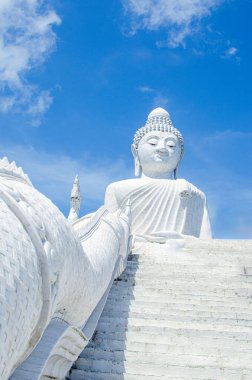 Naga, Tayland, Phuket 'teki Nakkerd Tepeleri' nin tepesindeki Büyük Buda 'ya çıkıyor. Yüksek kalite fotoğraf