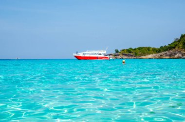 Okyanus mavisi deniz suyunun tropikal adaları ve Similan Adaları 'ndaki ünlü Sail Rock, Phang Nga Tayland doğa manzaralı beyaz kum plajları. Yüksek kalite fotoğraf