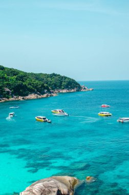 Okyanus mavisi deniz suyunun tropikal adaları ve Similan Adaları 'ndaki ünlü Sail Rock, Phang Nga Tayland doğa manzaralı beyaz kum plajları. Yüksek kalite fotoğraf