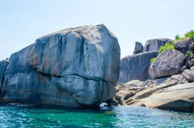 Meşhur Sail Rock, Phang Nga Tayland doğa manzaralı kayalar ve taş plajlar Similan Adaları.