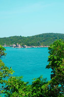 Okyanus mavisi deniz suyunun tropikal adaları ve Similan Adaları 'ndaki ünlü Sail Rock, Phang Nga Tayland doğa manzaralı beyaz kum plajları. Yüksek kalite fotoğraf