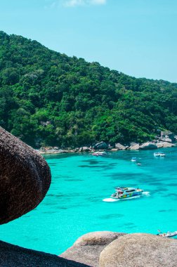 Okyanus mavisi deniz suyunun tropikal adaları ve Similan Adaları 'ndaki ünlü Sail Rock, Phang Nga Tayland doğa manzaralı beyaz kum plajları. Yüksek kalite fotoğraf