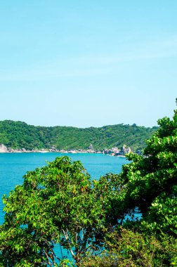Okyanus mavisi deniz suyunun tropikal adaları ve Similan Adaları 'ndaki ünlü Sail Rock, Phang Nga Tayland doğa manzaralı beyaz kum plajları. Yüksek kalite fotoğraf