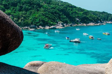 Okyanus mavisi deniz suyunun tropikal adaları ve Similan Adaları 'ndaki ünlü Sail Rock, Phang Nga Tayland doğa manzaralı beyaz kum plajları. Yüksek kalite fotoğraf