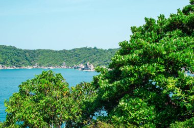 Okyanus mavisi deniz suyunun tropikal adaları ve Similan Adaları 'ndaki ünlü Sail Rock, Phang Nga Tayland doğa manzaralı beyaz kum plajları. Yüksek kalite fotoğraf