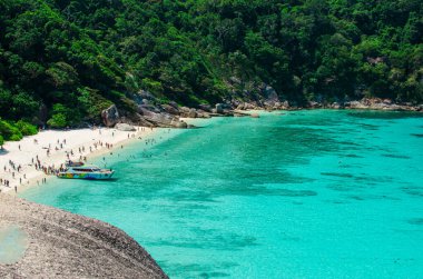 Okyanus mavisi deniz suyunun tropikal adaları ve Similan Adaları 'ndaki ünlü Sail Rock, Phang Nga Tayland doğa manzaralı beyaz kum plajları. Yüksek kalite fotoğraf