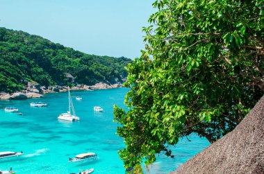 Okyanus mavisi deniz suyunun tropikal adaları ve Similan Adaları 'ndaki ünlü Sail Rock, Phang Nga Tayland doğa manzaralı beyaz kum plajları. Yüksek kalite fotoğraf