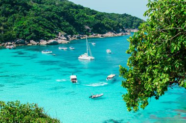 Okyanus mavisi deniz suyunun tropikal adaları ve Similan Adaları 'ndaki ünlü Sail Rock, Phang Nga Tayland doğa manzaralı beyaz kum plajları. Yüksek kalite fotoğraf