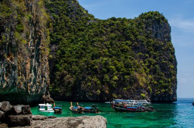 Maya Körfezi - Phi Phi Adası 'ndaki güzel plaj - Tayland, Mart 2024.