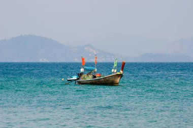 Tayland Adaları manzarası ve turkuaz su, kayalar, yatlar veya tekneler.