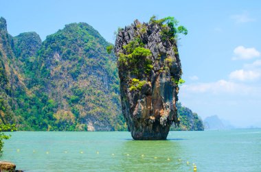 James Bond Adası 'ndaki güzel cennet yeri Khao Phing Kan taşı. Phuket Tayland doğası. Asya seyahat fotoğrafçılığı. Tayland manzaralı egzotik turistik yerler ünlü yerler..