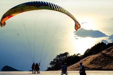 Türkiye 'de Fethiye yakınlarındaki Oludeniz' e tepeden bakan Babadag Dağı 'ndan paragliding.