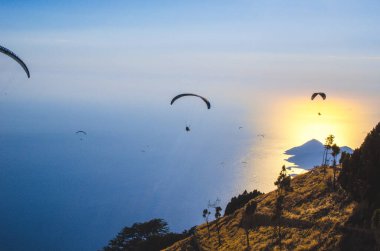 Türkiye 'de Fethiye yakınlarındaki Oludeniz' e tepeden bakan Babadag Dağı 'ndan paragliding.