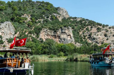 Dalyan Türkiye 'deki Kaunos antik kentindeki kaya mezarlarının panoramik görüntüsü
