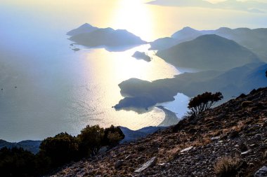 Türkiye 'de Fethiye yakınlarındaki Oludeniz' e tepeden bakan Babadag Dağı 'ndan paragliding.