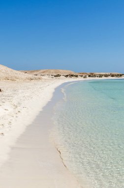 Hurghada 'da yumuşak kum ve kristal denizli boş plaj 3 Mart 2025.