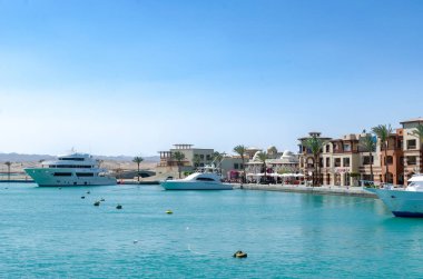 Turkuaz limanın deniz manzarası ve 10 Mart 2025 'te Mısır' ın Ghalib limanındaki tatil beldeleri..