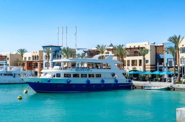 Beyaz ve mavi yat 10 Mart 2025 'te Port Ghalib, Mısır' da rıhtıma yanaştı..