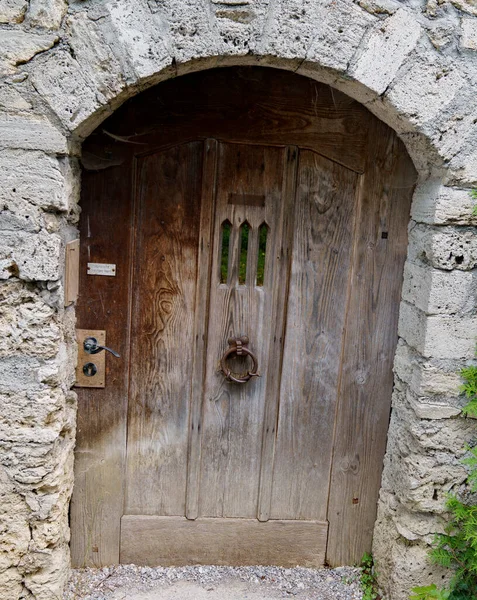 Tarihi bir taş şatonun eski ahşap kapısı.