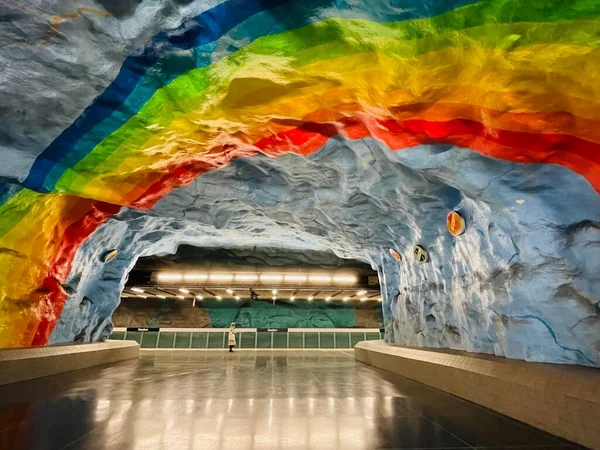 斯德哥尔摩 2022年4月9日 瑞典斯德哥尔摩Stadion地铁站主月台墙上彩绘彩虹 Lgbtq彩虹色 — 图库照片