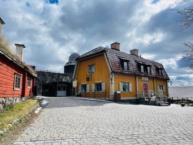 Stockholm 'deki Skansen Müzesi' nde bir çiftlik evi manzarası. Seyahat kavramı.