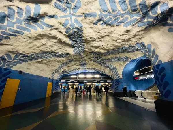 瑞典斯德哥尔摩 2022年4月9日 瑞典斯德哥尔摩地铁中央车站 地铁站由岩石 自动扶梯 墙壁和天花板上的蓝色设计图组成 — 图库照片